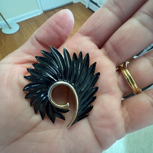 Vintage 1960s Black Enamel Gold Tone Spiral Feather Brooch Pin 2” 19.6g Retro - Picture 3 of 8